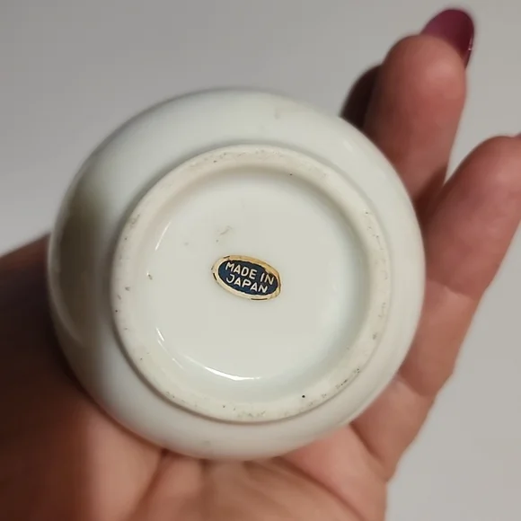 ASSORTMENT OF WHITE CERAMICS. - Picture 12 of 13